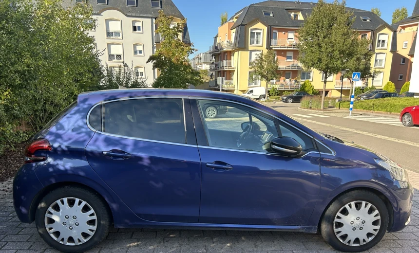 Peugeot 208 2015 Gasoline Manual Image 2