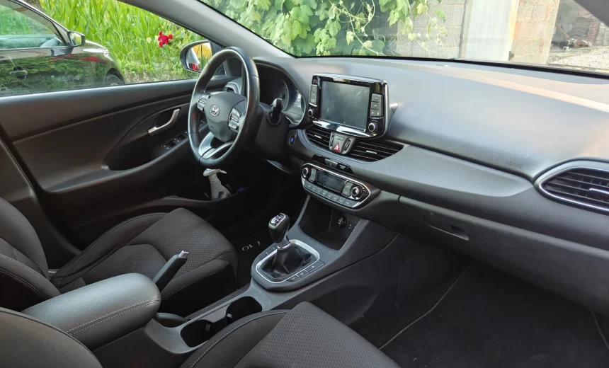 Hyundai i30 2018 Gasoline Manual Image 1