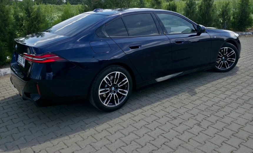 BMW 520 2024 Hybrid Electric/Gasoline Automatic Image 7