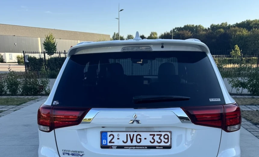 Mitsubishi Outlander 2019 Hybrid Electric/Gasoline Automatic Image 3