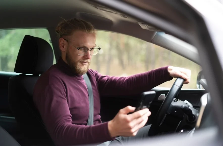 young-digital-nomad-traveling-winter-time